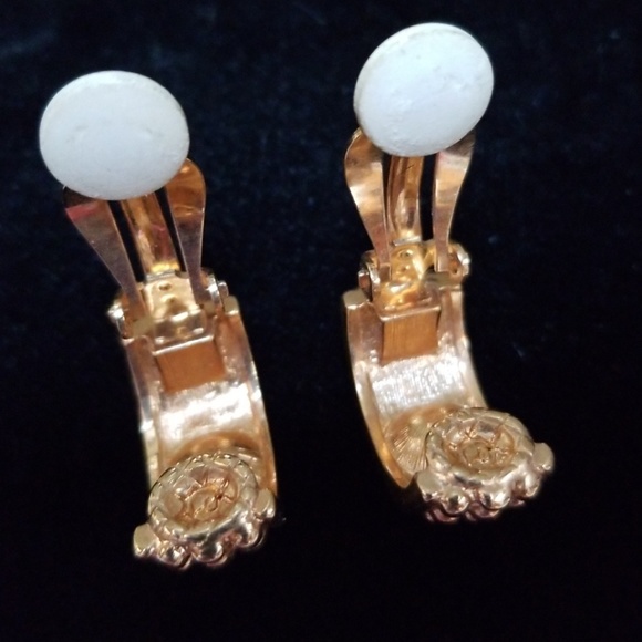 Vintage Mid Century Black Faceted Stone Clip Earrings - Picture 9 of 12